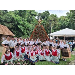 Grupo folclórico Piccola Itália se apresenta no Natal das Etnias no Bosque do Papa